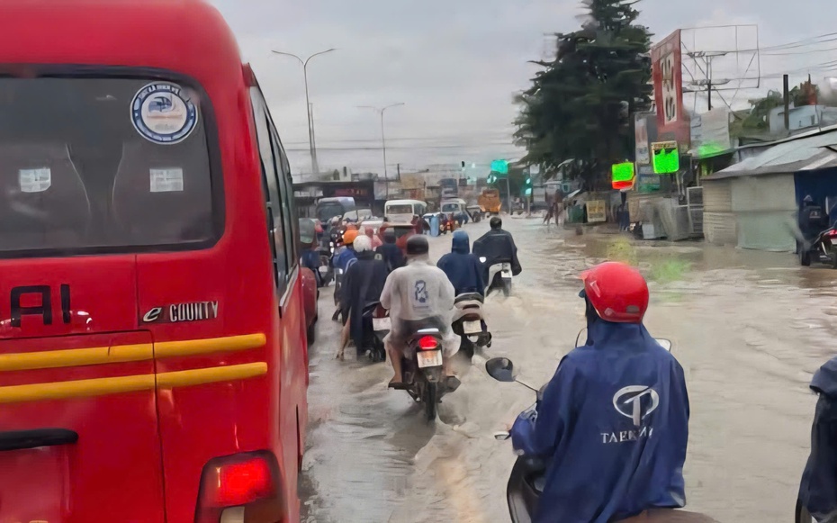Mưa lớn “trút xuống” Đồng Nai, nhiều nơi ngập sâu
