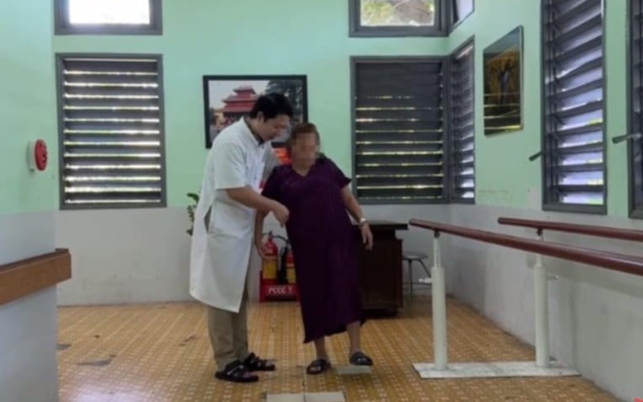 “Hồi sinh” bước chân cho cụ bà 69 tuổi ở Huế nhờ ca phẫu thuật đặc biệt