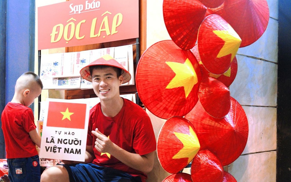 Cầu thủ Duy Mạnh cùng bà xã trang hoàng nhà mặt phố, tặng 500 cây kem cho người đi xem tổng hợp luyện