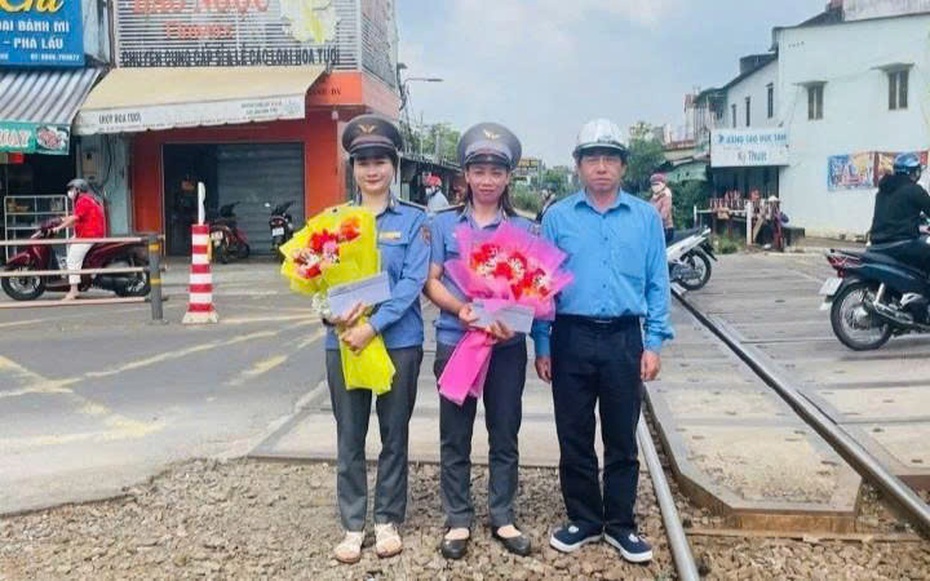 Khen thưởng 2 nữ nhân viên kịp thời ngăn chặn tai nạn đường sắt