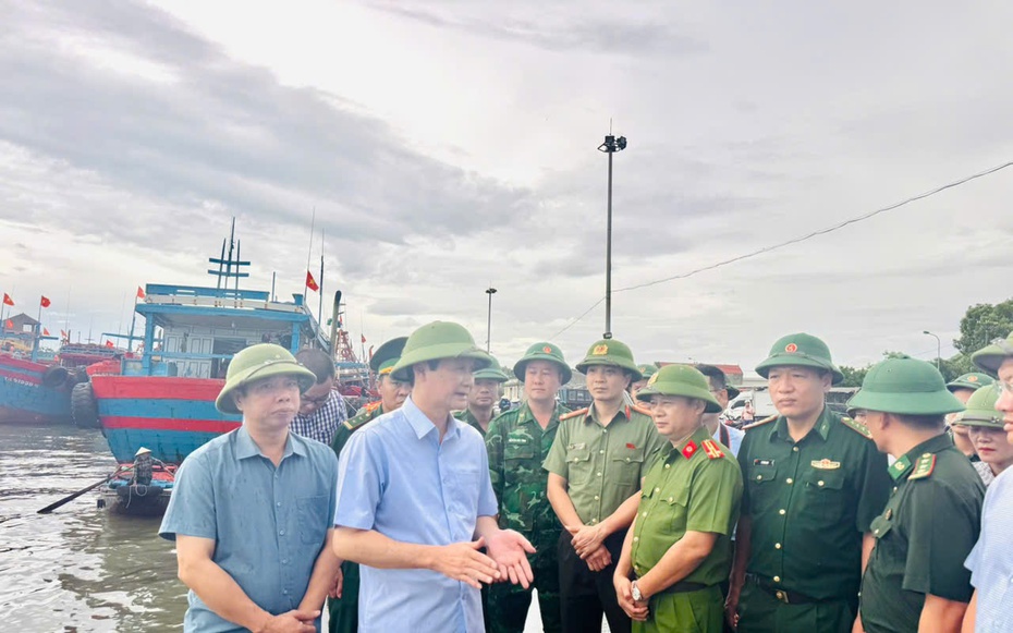Chủ tịch tỉnh Thanh Hóa kiểm tra tại 5 xã ven biển, dừng tựu trường ứng phó bão số 5