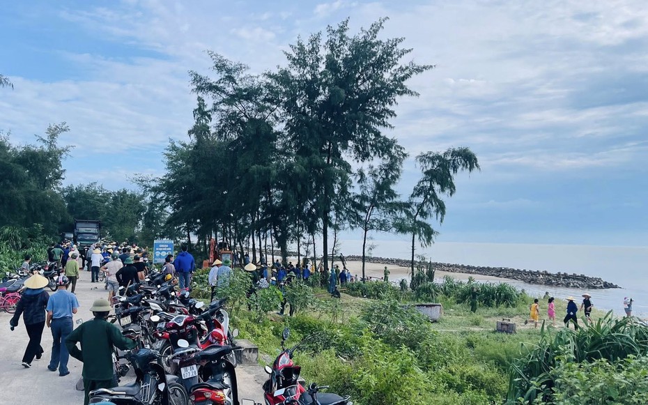 Hà Tĩnh: Hàng trăm người dân ra quân đắp đá làm kè ứng phó với bão số 5