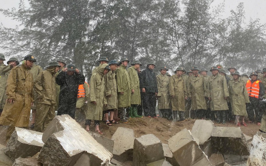 Phó Thủ tướng Trần Hồng Hà kiểm tra công tác gia cố tuyến đê trọng yếu bảo vệ hàng trăm hộ dân trước bão số 5