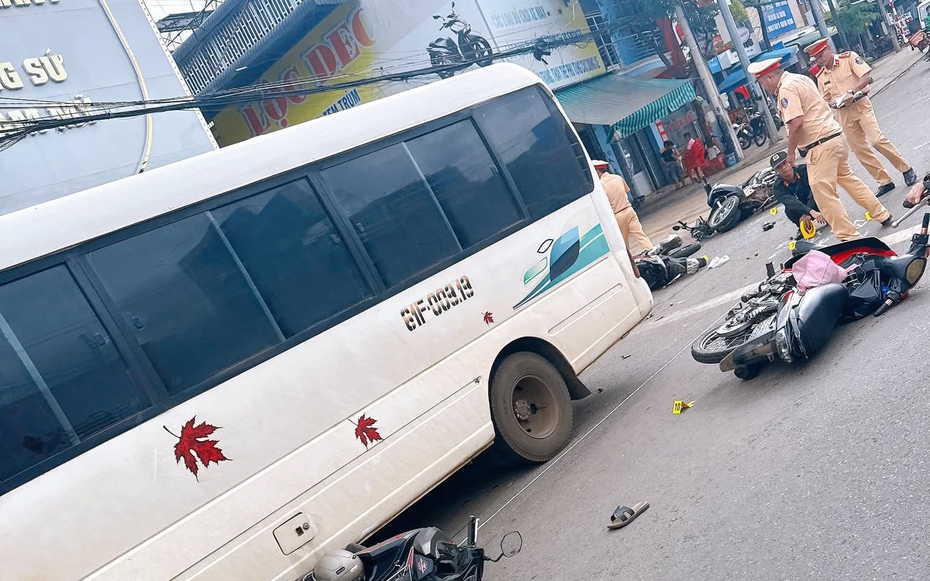 Hiện trường vụ xe khách tông liên hoàn 6 phương tiện, nhiều người bị thương