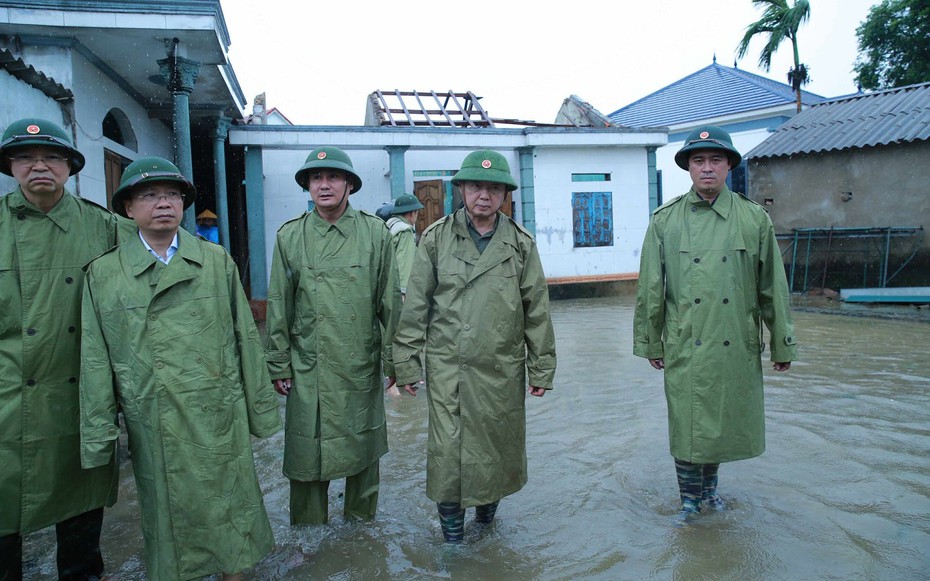 Phó Thủ tướng Chính phủ Trần Hồng Hà kiểm tra, động viên nhân dân Hà Tĩnh sau bão số 5