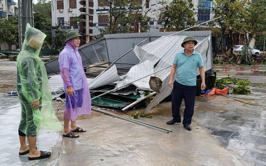 Cận cảnh hàng loạt ngôi nhà ở Hà Tĩnh bị "vò nát" sau bão Kajiki