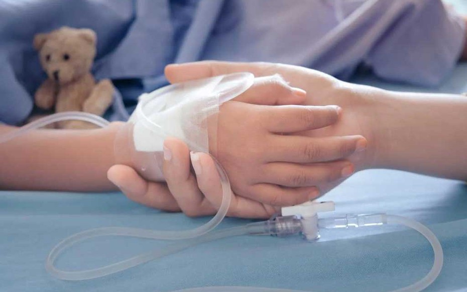 Bé trai 6 tuổi bất ngờ phát sốt, nguy cơ cắt bỏ chân sau khi giẫm phải cá chết