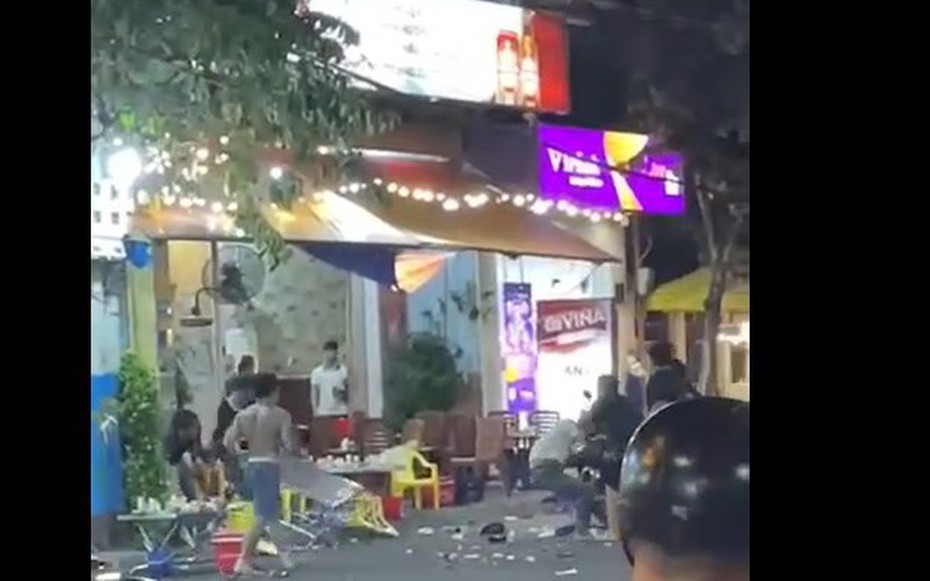 Gia Lai: Xác minh, điều tra nhóm thanh niên đánh nhau trong quán nhậu