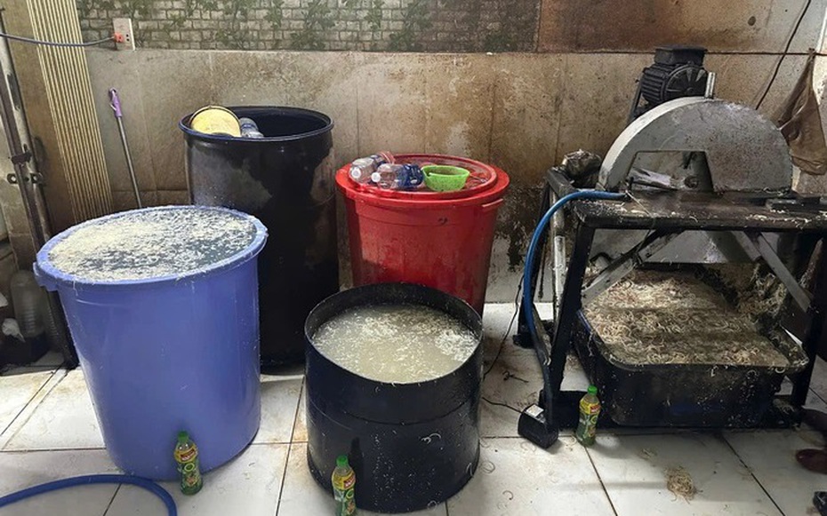 Phát hiện một cơ sở sơ chế thực phẩm dùng hóa chất sơ chế hoa chuối