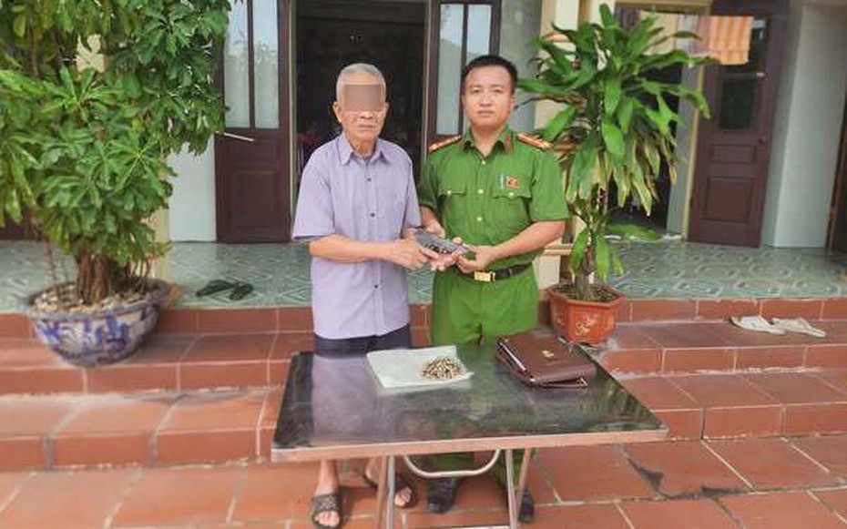 Phát hiện thứ đáng sợ khi đang đào chuối trên đê, người đàn ông lập tức giao nộp cho công an