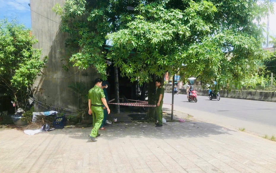 Người phụ nữ phát hiện 2 vật thể rất nguy hiểm khi đang làm vườn