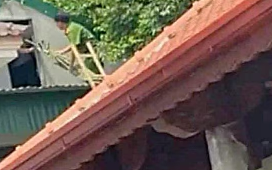 Bản tin 29/8: Leo lên mái nhà hàng xóm, người đàn ông tử vong
