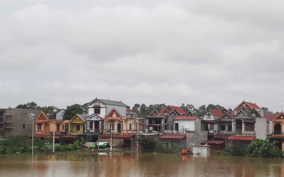 Lý do Cảnh sát giao thông Thanh Hóa từ chối hỗ trợ người dân về nhà trong lúc lũ chảy xiết