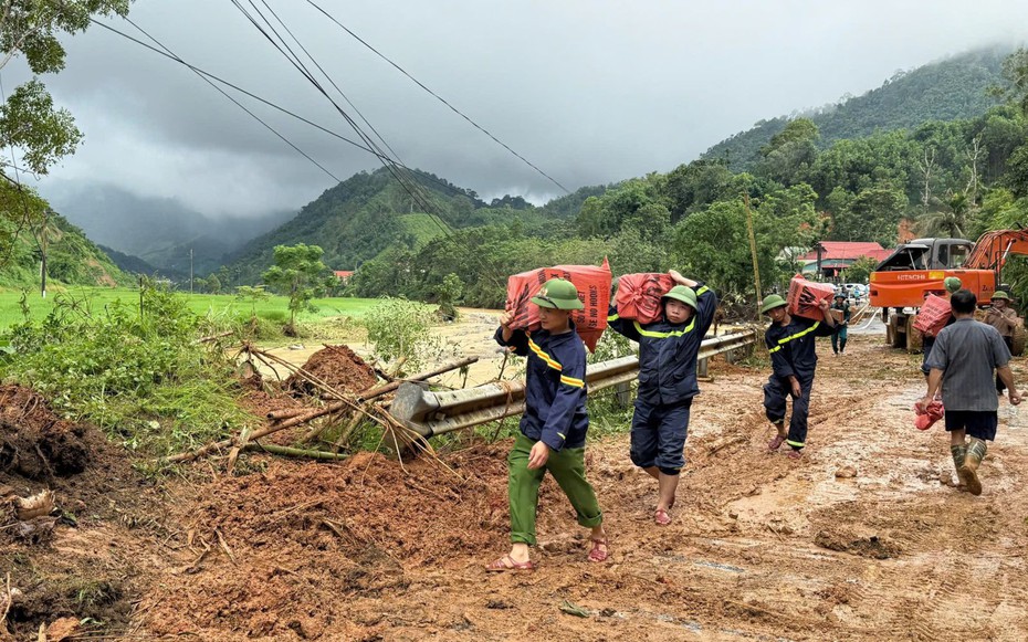 Vượt suối, băng rừng mang lương thực tiếp tế cho 520 hộ dân bị cô lập