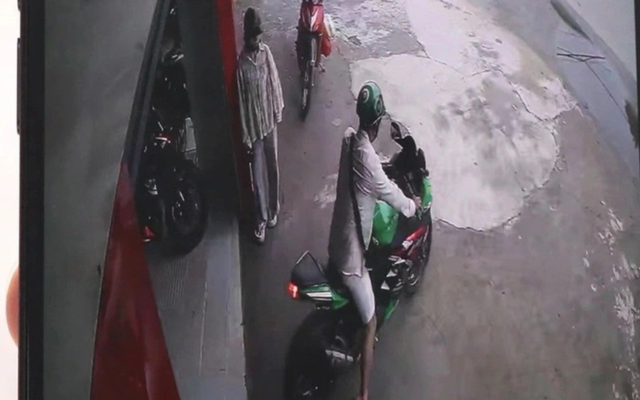 Cùng đi mua xe, gã trai biến mất sau khi bỏ bạn gái "làm tin"