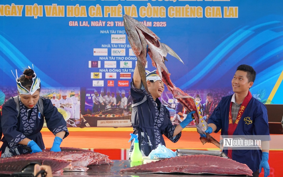 Gia Lai: Đặc sắc màn biểu diễn phi lê cá ngừ đại dương thu hút đông đảo du khách