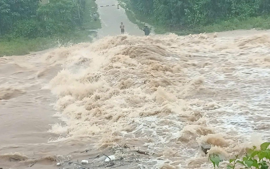 Quảng Trị mưa lớn gây chia cắt một số nơi, sơ tán người dân đến nơi an toàn 