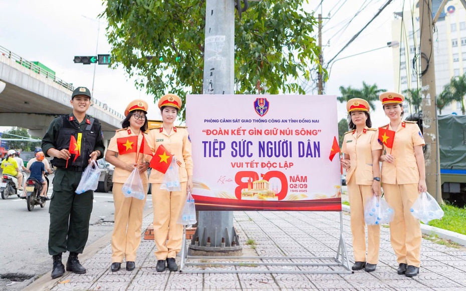 Hình ảnh đẹp: CSGT Đồng Nai phát cờ Tổ quốc, nước suối miễn phí cho người dân