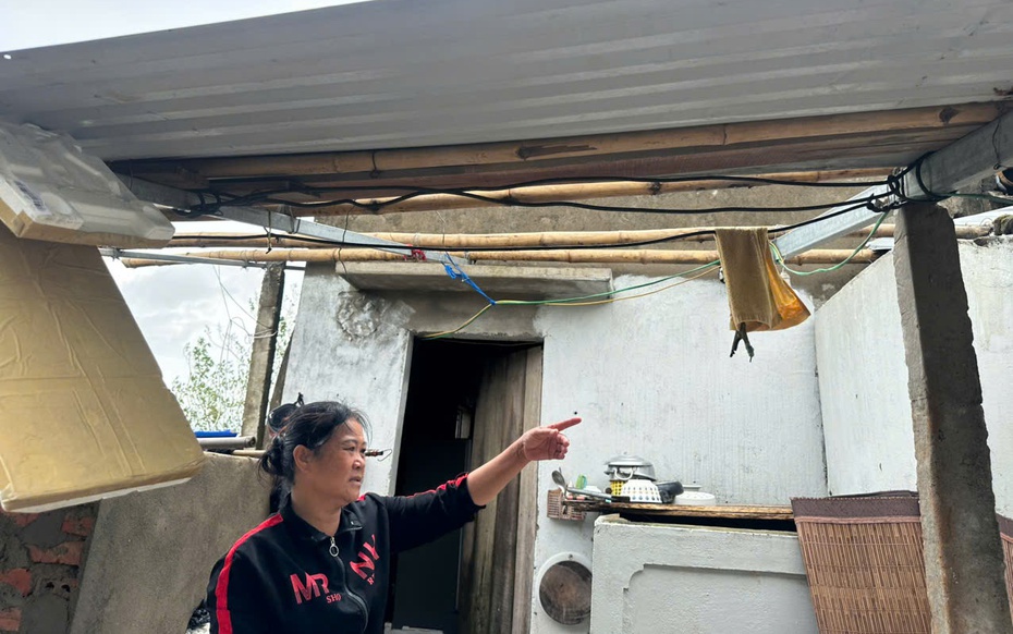Hứng chịu 2 cơn bão liên tiếp, người phụ nữ òa khóc khi mái nhà tan hoang