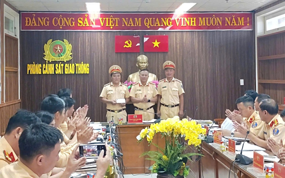 Khen thưởng tổ CSGT phát hiện tài xế dương tính ma túy trên đường phố Đà Nẵng