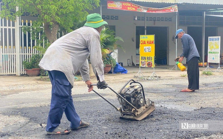 Chuyện xúc động về “biệt đội vá đường” không lương ở miền Tây