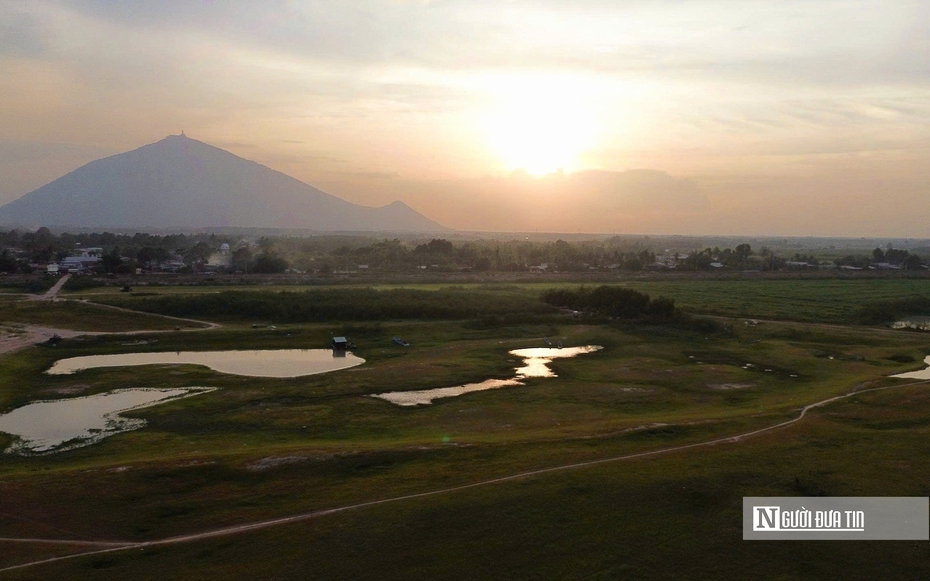 Vẻ đẹp bình yên của hồ Dầu Tiếng rộng 270 km² mùa nước cạn