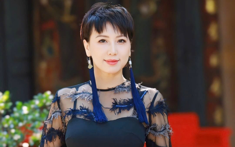 Mẹ vợ hot nhất làng bóng khoe chân dài cực phẩm