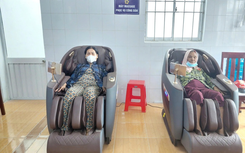 Một địa phương trang bị máy massage phục vụ người dân đến làm thủ tục hành chính