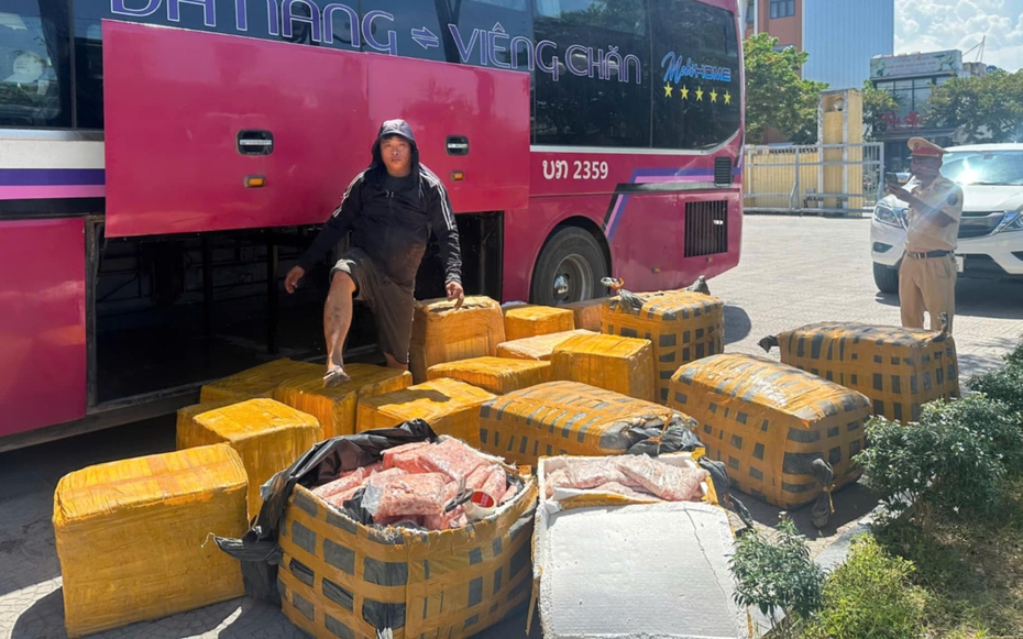 Chặn đứng gần 1 tấn sụn chân gà bốc mùi đưa từ Lào về Việt Nam tiêu thụ