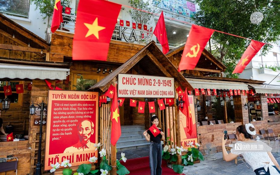 Hà Nội: Quán cà phê ngập tràn sắc cờ đỏ sao vàng kỷ niệm 80 năm Quốc khánh