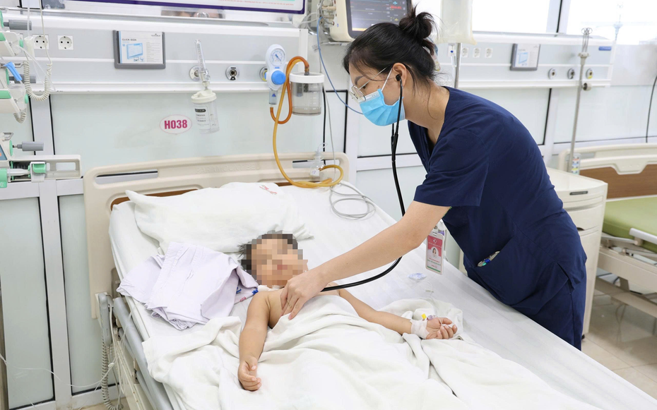 Bản tin 10/8: Bé trai 4 tuổi đuối nước ở bể bơi, gia đình suýt mất con vì sơ cứu sai cách