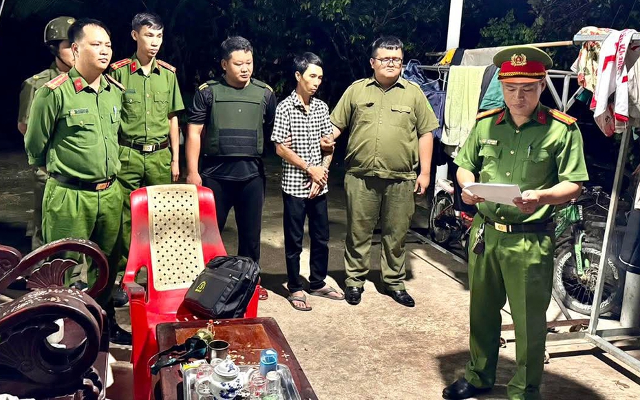 Bắt quả tang 2 đối tượng vận chuyển pháo nổ, thu giữ nhiều hàng cấm