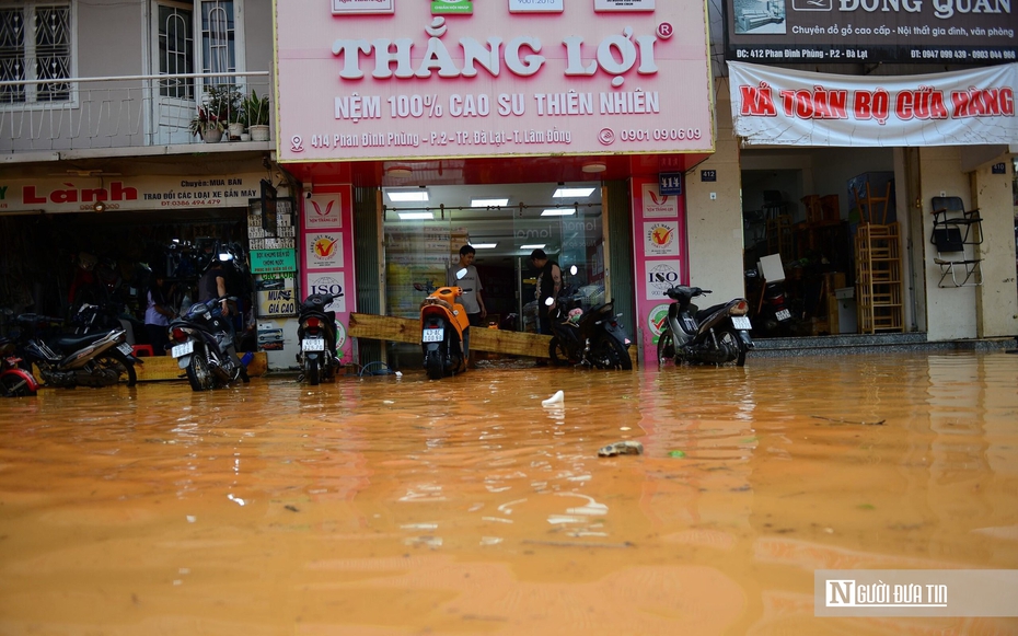 Đà Lạt mưa lớn, nhiều tuyến phố biến thành sông