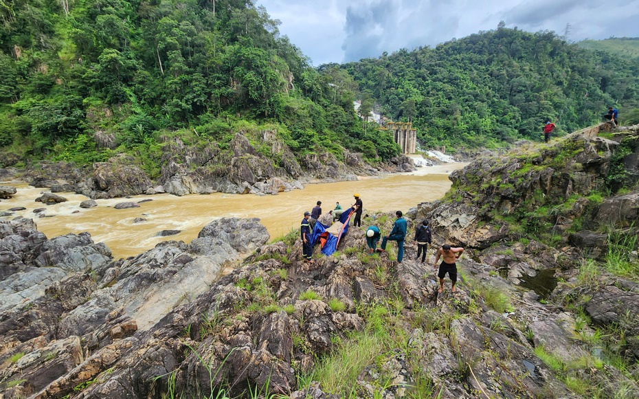 Nhóm thanh niên đi câu cá giữa sông Sê San, một người bị nước cuốn trôi