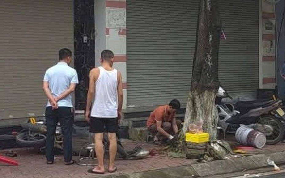 Vặn tay ga xe đang nổ máy, bé trai 7 tuổi lao xe lên vỉa hè tử vong