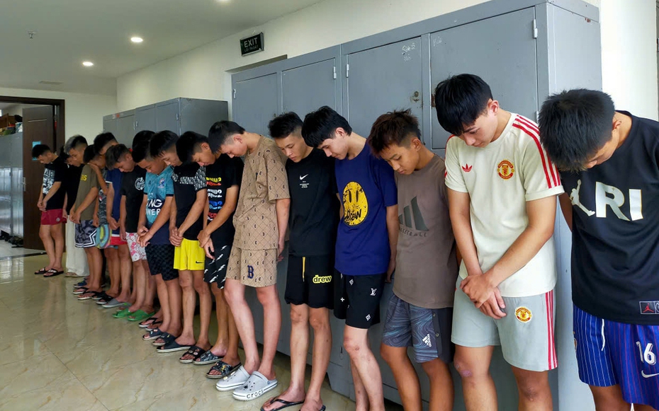 Bắt nhóm thanh thiếu niên mang dao, kiếm, chai bia đánh chém nhau và cướp tiền trên đường