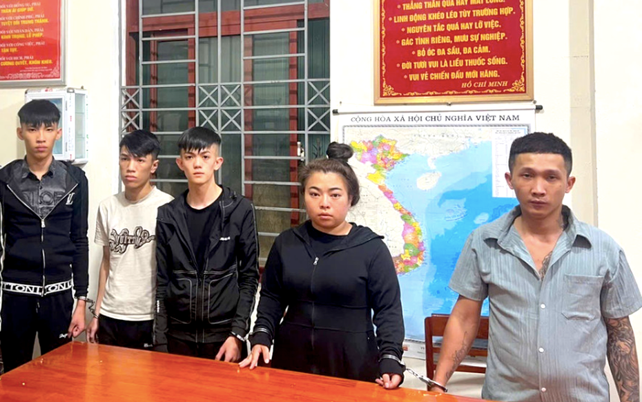 Tạm giữ "nữ quái" 9X cùng đồng bọn dùng mã tấu tấn công người đi đường
