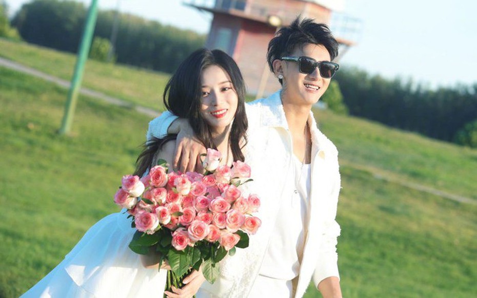 Lộ ảnh cưới của cặp đôi "chủ tịch - nàng thơ", nghi vấn "đám cưới thế kỷ" đang đến gần
