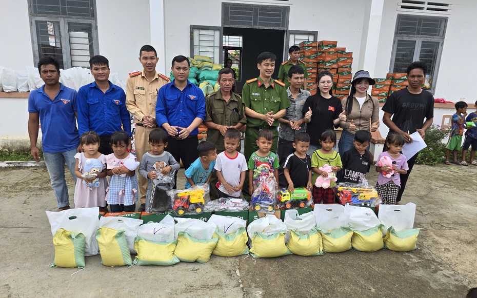 Công an xã Ia Pa trao tặng quà cho gia đình khó khăn và học bổng cho học sinh vượt khó