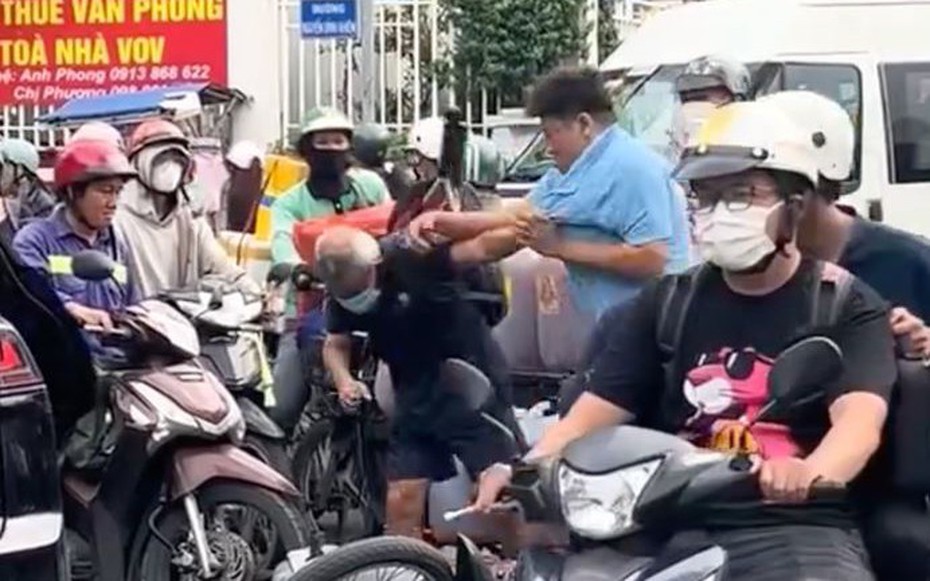 Xác minh clip người đàn ông đi ô tô hành hung cụ ông giữa đường