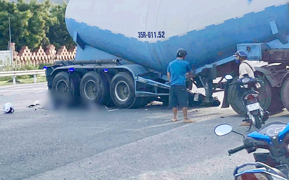 Xe máy lọt thỏm dưới gầm xe đầu kéo, 2 người tử vong tại chỗ