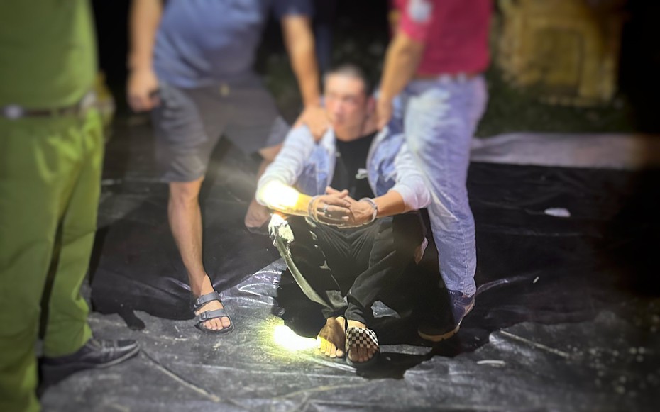 Bắt đối tượng mang theo 65 viên hồng phiến, khám xét nơi ở lộ ra hơn 900 viên khác