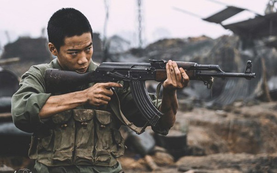 Tấn - chiến sĩ sống sót duy nhất trong "Mưa đỏ" kể hậu trường vượt qua nỗi sợ khi ăn rắn sống