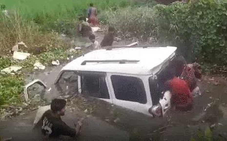 Xe chở rượu mất lái, lao xuống mương, người dân thi nhau "hôi của"