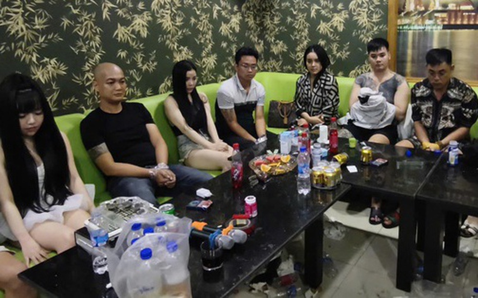 Bắt giữ quản lý quán karaoke cùng nhóm đối tượng