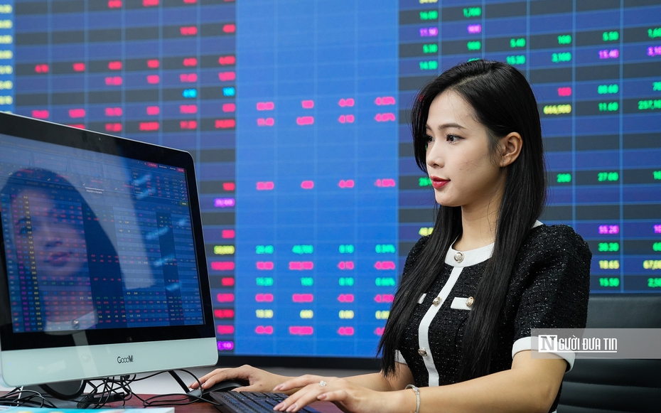 Thị trường giằng co, dòng tiền bắt đáy hé mở cơ hội ở cổ phiếu dẫn dắt
