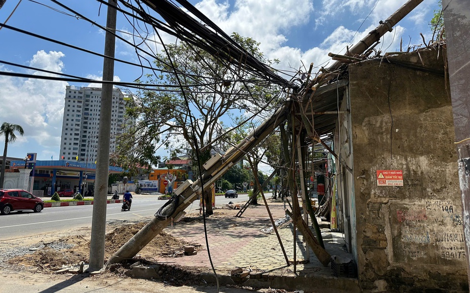 Nghệ An: Cột điện gãy đổ, dây cáp chằng chịt sà xuống đường tiềm ẩn nguy cơ tai nạn