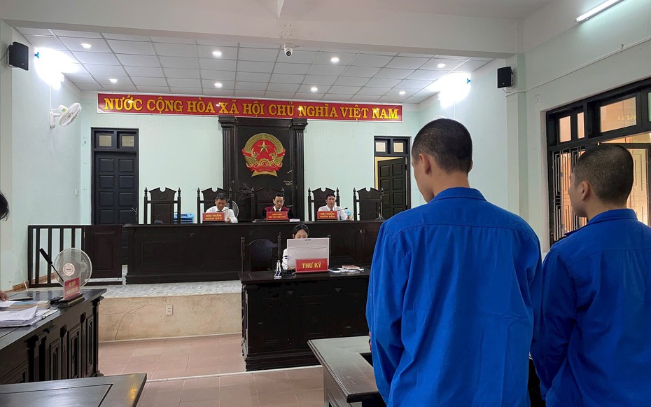 Mua ma túy từ “người lạ” trên mạng xã hội , ông chủ quán nhậu cùng nhân viên lĩnh án