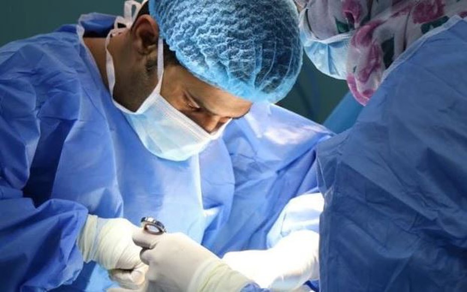 Chuyện lạ: Người đàn ông mù suốt 20 năm bất ngờ nhìn lại được sau khi... cấy răng vào mắt