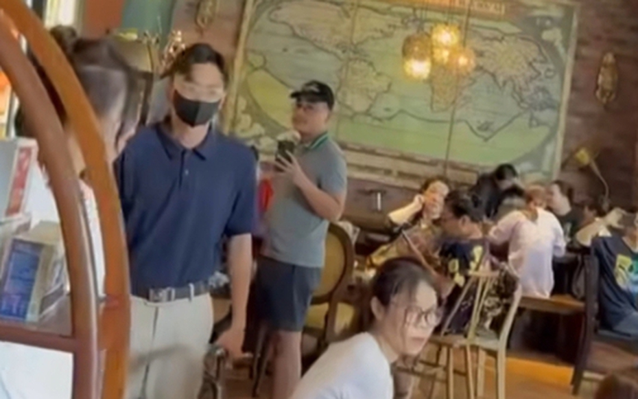 "Tổng tài" đến xin lỗi nhân viên tiệm cà phê bị tấn công: Mẹ nạn nhân lên tiếng